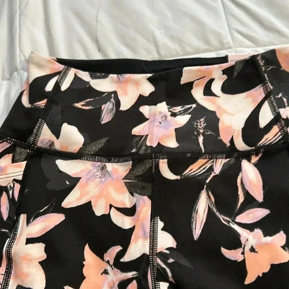 Victoria's Secret Incredible Essential Pocket Leggings Black/Pink Lily 2 NWT - Picture 4 of 6
